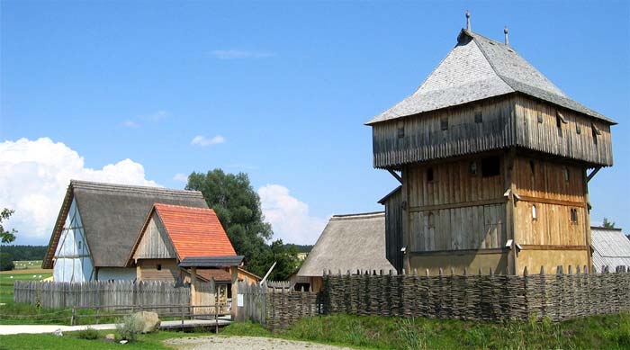 Motte de Rittersdorf. Kanzach, Allemagne, Réconstitution d'une motte du XIIIe siècle