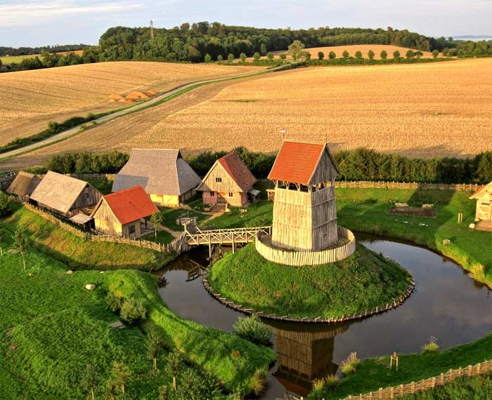 Reconstitution motte castrale basse-cour, Allemagne.