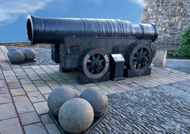 Mons Meg, château d'Edimbourg. Canon construit en 1449 par Philippe le Bon, et donné en cadeau au roi Jacques II d'Écosse, portée 2 miles (3 km!)