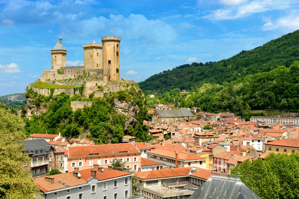 La magie du beay château-fort de Foix planté sur son éperon rocheux