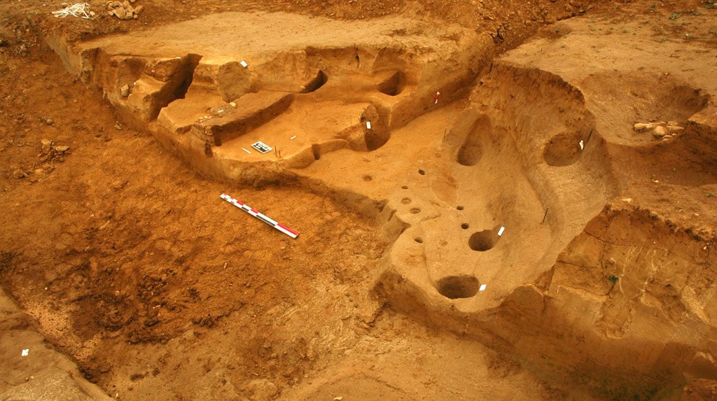 trou_de_poteaux_archeologie_experimentale_archeosite_reconstitution_historique_habitat_maison_haut_moyen-age_004