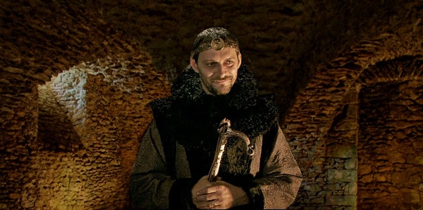 kaamelott_elias_enchanteur_humour_medieval_serie_televisee_culte_legende_arthur_graal_alexandrin