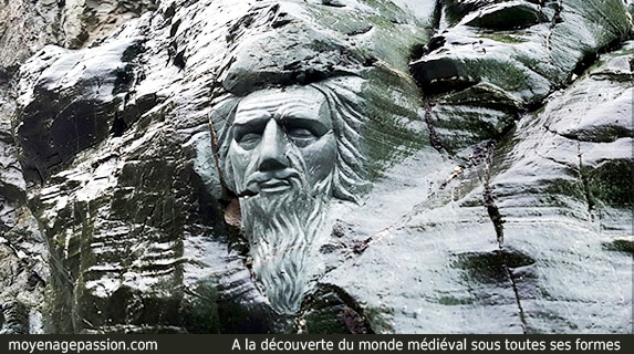 Merlin_enchanteur_sculpture_legendes_arthuriennes_roi_arthur_tintagel_site_archeologique_touristique_partrimoine_historique