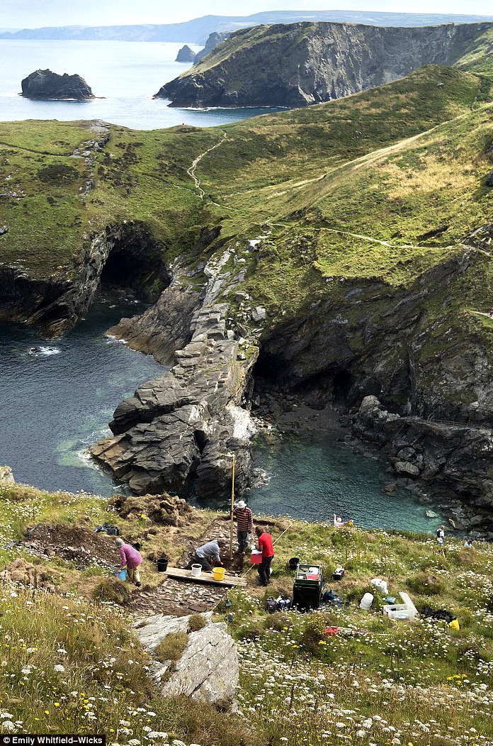 chateau_tintagel_site_archeologique_haut_moyen-age_celte_histoire_medievale_legendes_arthuriennes_Domnonee