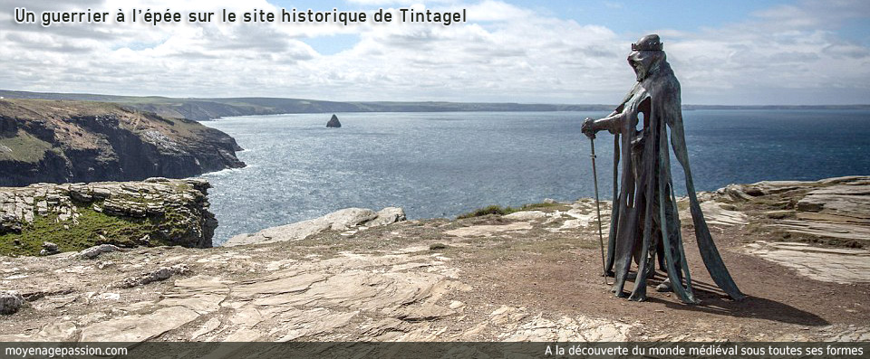 roi_arthur_pendragon_chevalier_legendes_arthuriennes_sculpture_site_archeologique_historique_de_tintagel