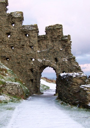 tintagel_chateau_legendes_roi_arthur_archeologie_histoire_medievale_lieu_historique_haut_moyen-age