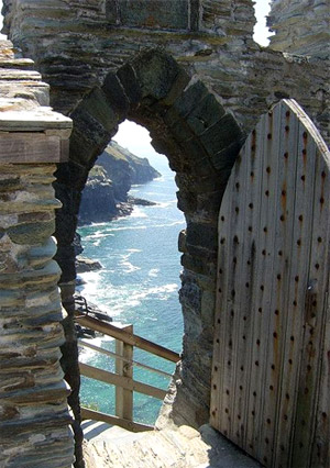 tintagel_chateau_legendes_roi_arthur_archeologie_histoire_medievale_lieu_historique_moyen-age