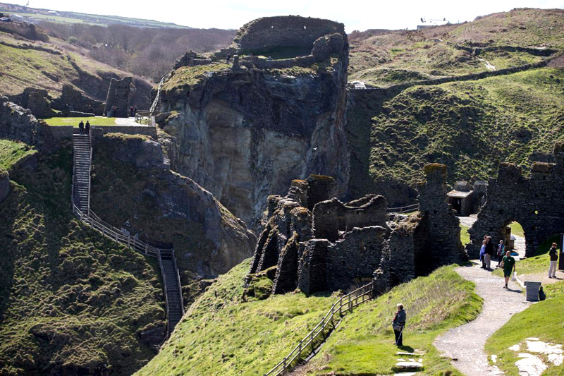 tintagel_chateau_legendes_roi_arthur_archeologie_histoire_medievale_lieux_touristiques_moyen-age