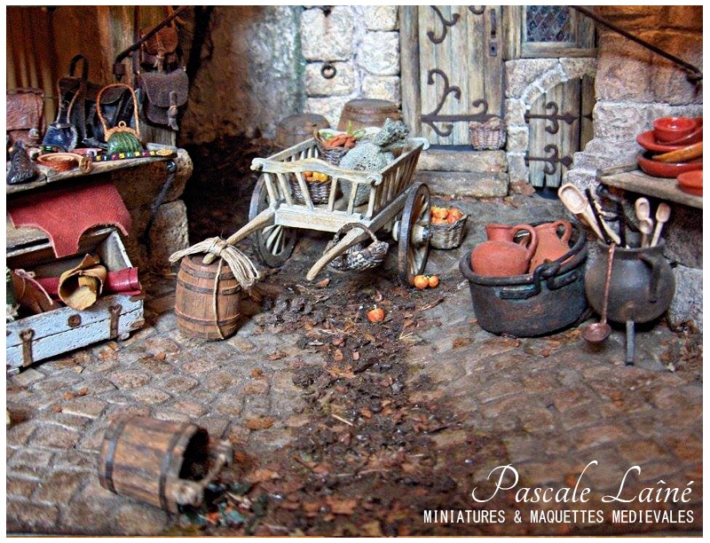 Détail maquette scène médiévale: une ruelle imaginaire du XVe siècle et ses échoppes comme si vous y étiez