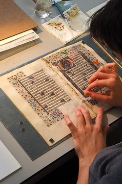 restauration de manuscrits anciens au KBR Museum