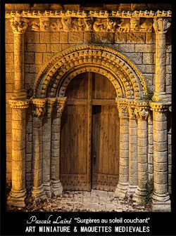 Diorama et maquettes médiévales : reconstitution d'un portail d'église romane