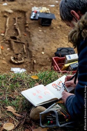 Archéologue devant un chantier de  fouilles