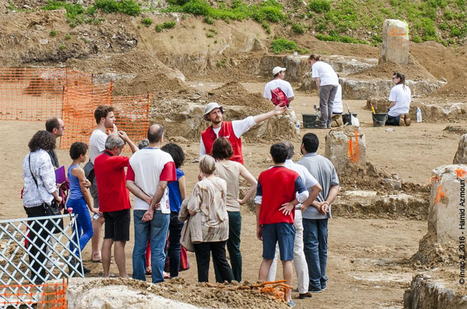 Un groupe de visiteurs sur un terrain de fouilles archéologiques
