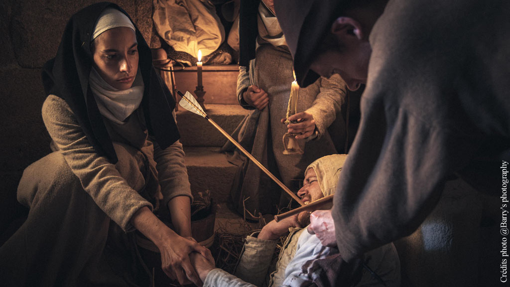 Reconstitution au château de Tiffauges : une nonne prodiguant des soins à un blessé