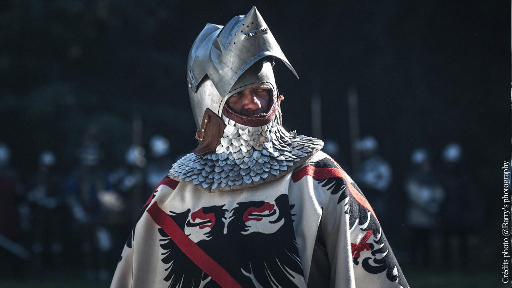 Animations médiévales et reconstitution à Tiffauges :  Bertrand Duguesclin en armure